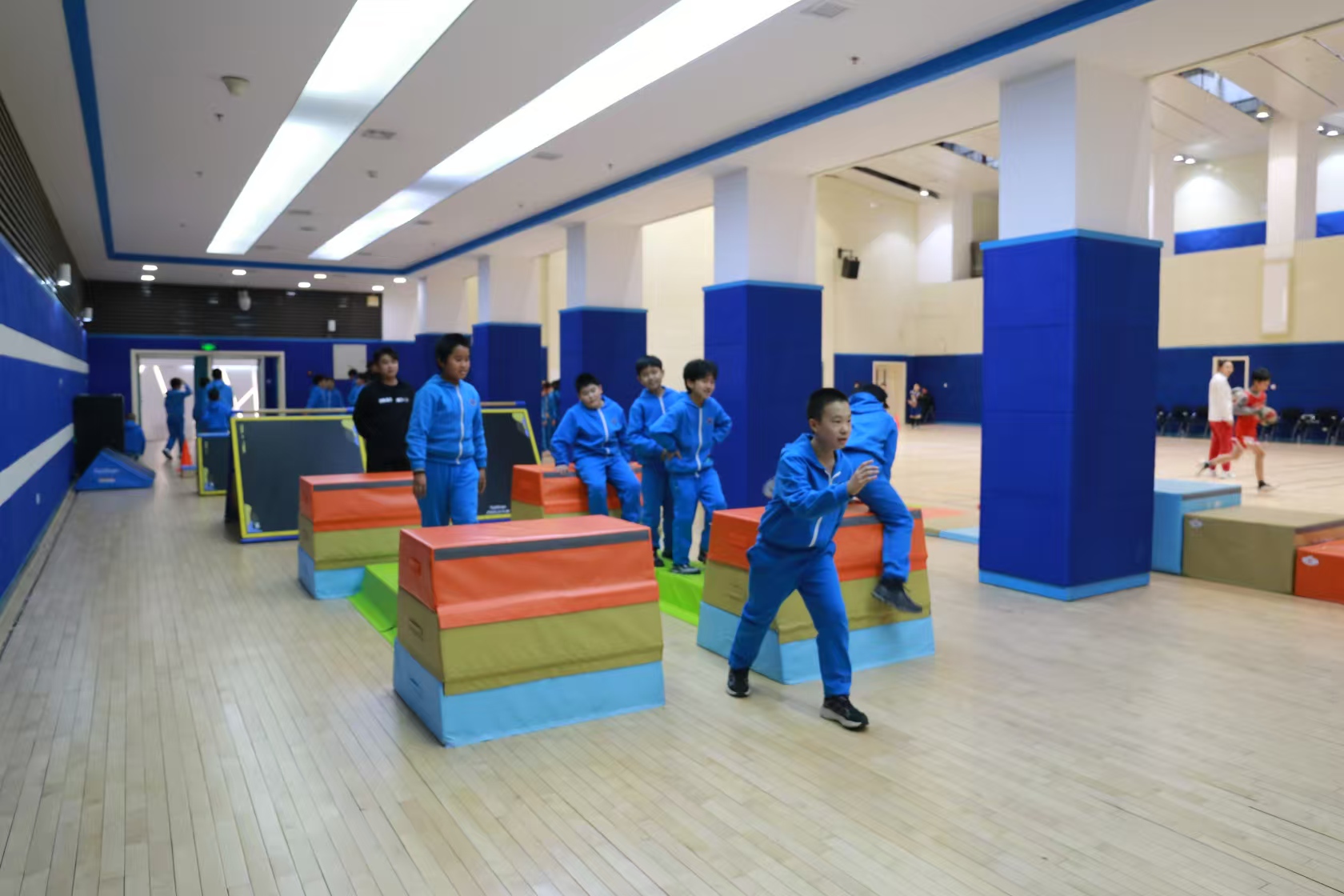 好博体育体育跑酷器材进京“炫秀”